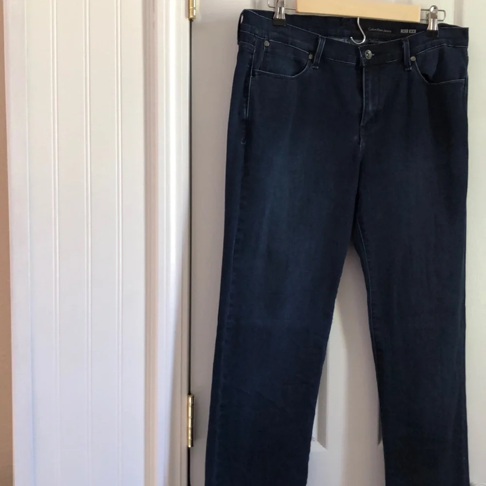 Model Off Duty Calvin Klein Dark‎ Wash Jeans RCKR KICK Dark Blue Size 33/16